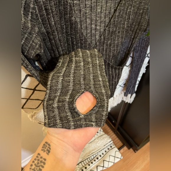 Hollister size Medium cropped long sleeve - Picture 3 of 4